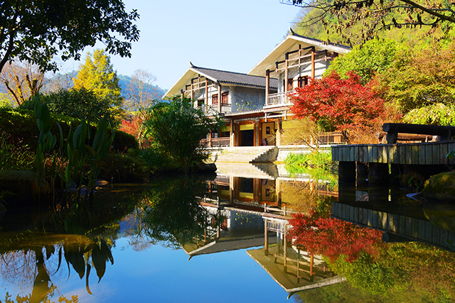 張家界黃龍洞景區(qū)：初冬秋色艷，游客樂(lè)享休閑時(shí)光（組圖）