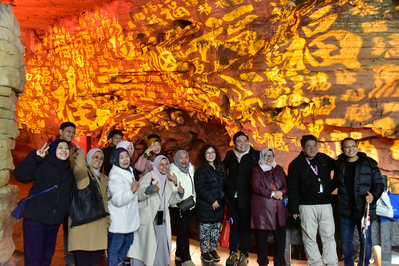 黃龍洞景區(qū)春節(jié)活動精彩啟幕，中外文化交融共譜新春樂章